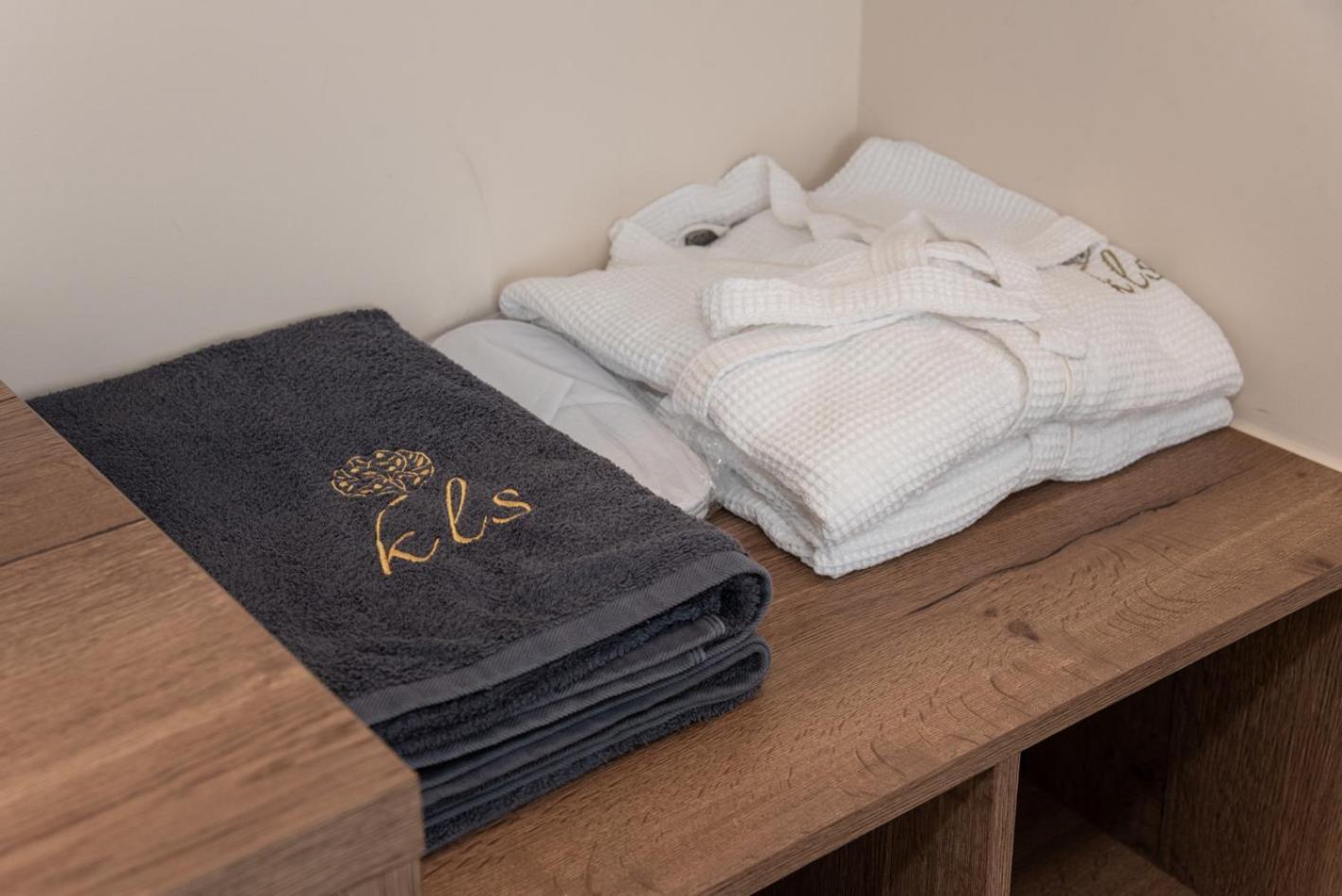Kaiser Luxury Suites Achílleion Buitenkant foto